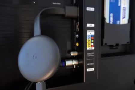 Plug Chromecast into Tv